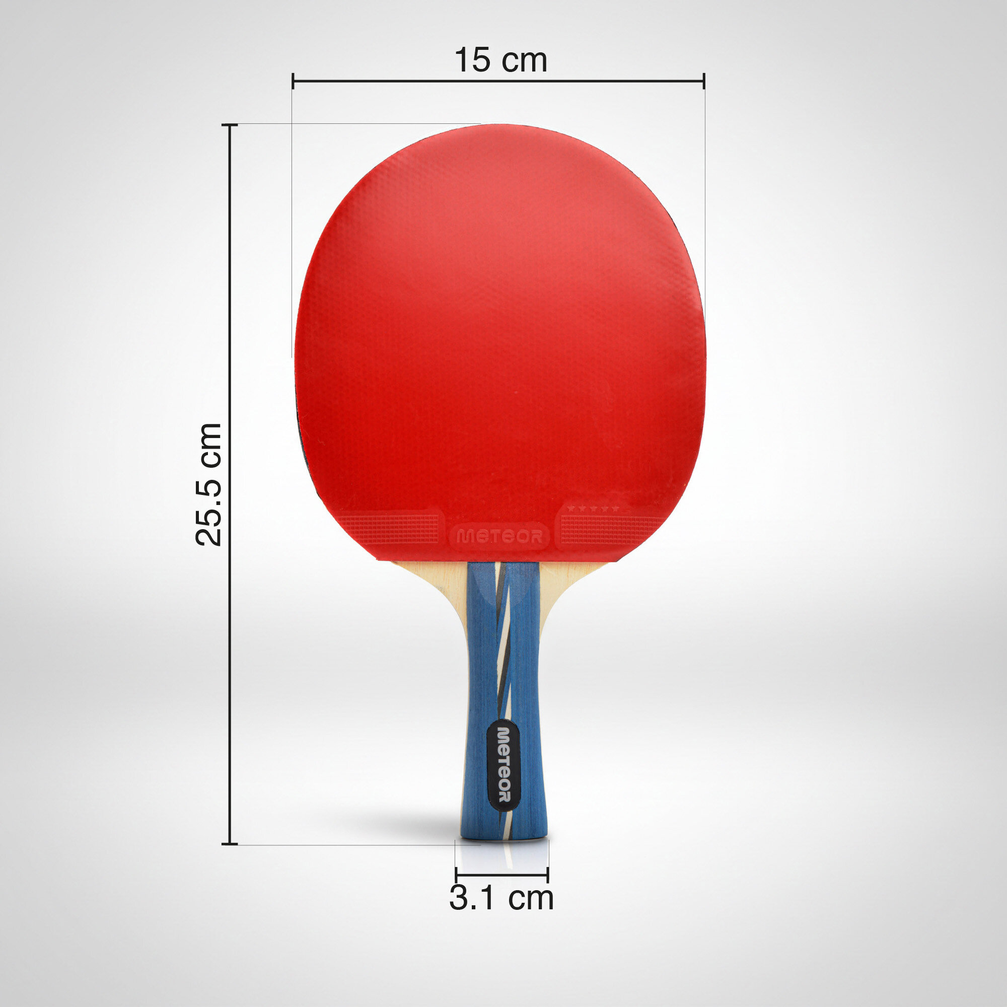 Rakietka do tenisa stołowego z czerwonym obiciem i niebieską rączką, z widocznymi wymiarami: 15 cm szerokości, 25.5 cm wysokości i 3.1 cm grubości rączki. Na rączce widoczny jest napis \'METEOR\'.