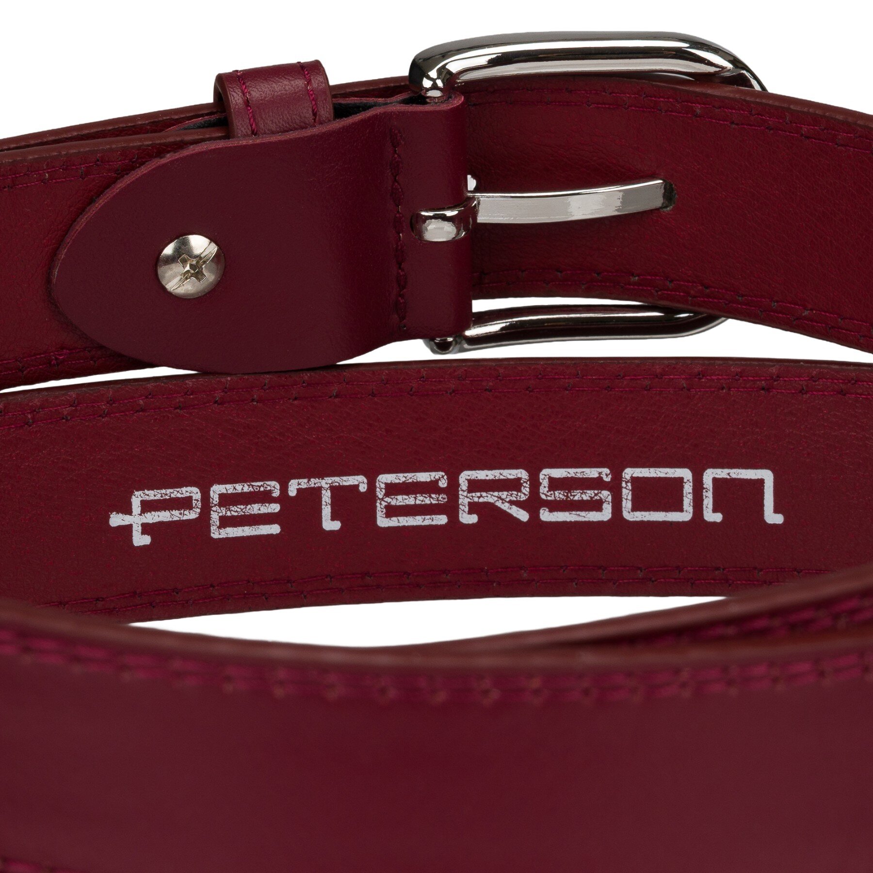 Burgundowy pasek skórzany z klasyczną klamrą i widocznym napisem \'PETERSON\'.