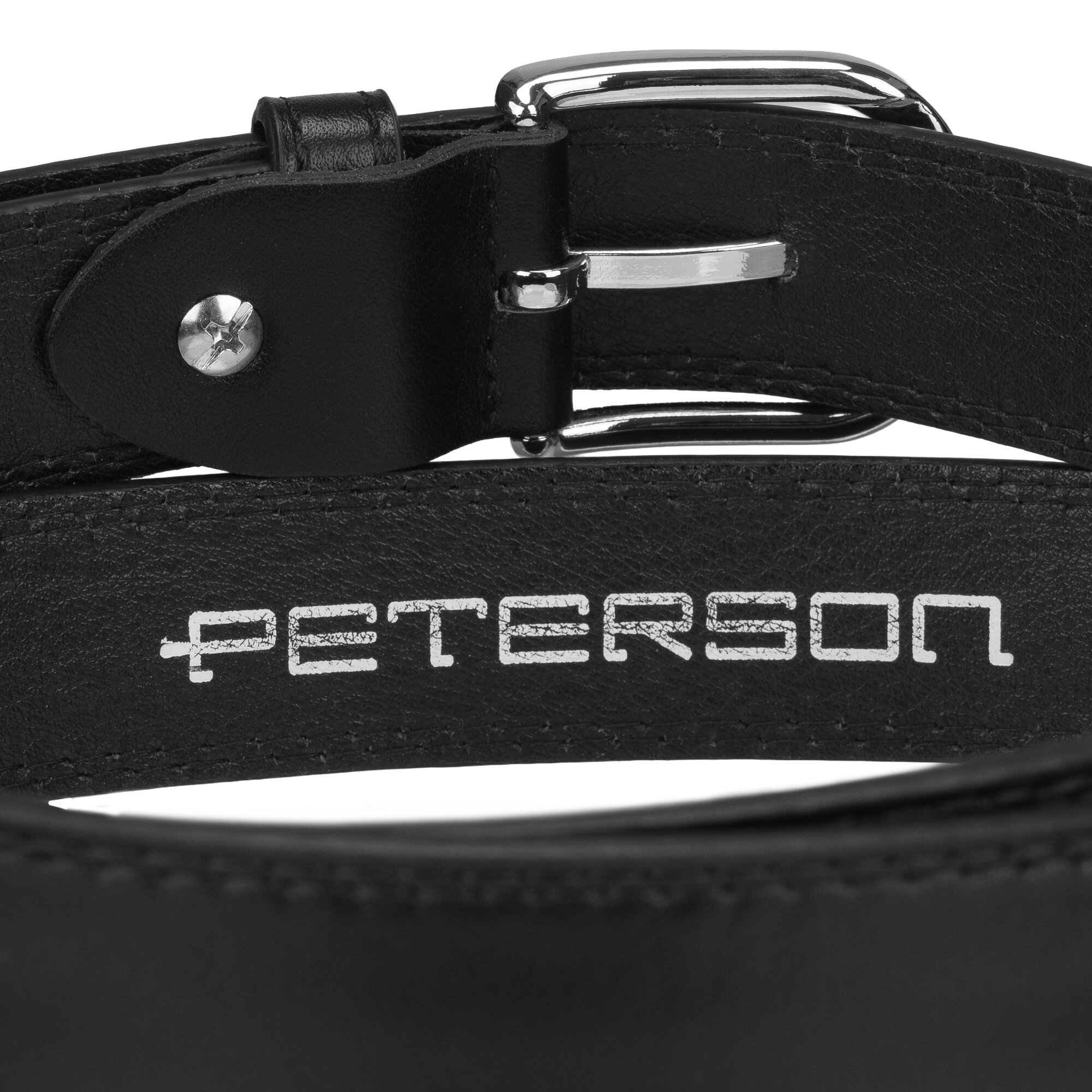 Czarny pasek z ekologicznej skóry z klasyczną klamrą i widocznym logo \'PETERSON\'.