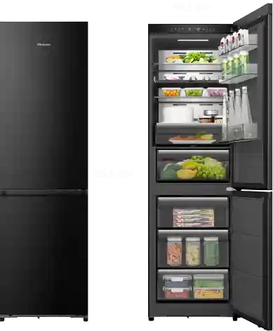 Czarna lodówka z otwartymi drzwiami, ukazująca wnętrze z półkami wypełnionymi różnymi produktami spożywczymi, takimi jak warzywa, napoje i pojemniki z jedzeniem. Na drzwiach widoczne są butelki i słoiki, a na górnej części lodówki znajduje się logo \'Hisense\'.