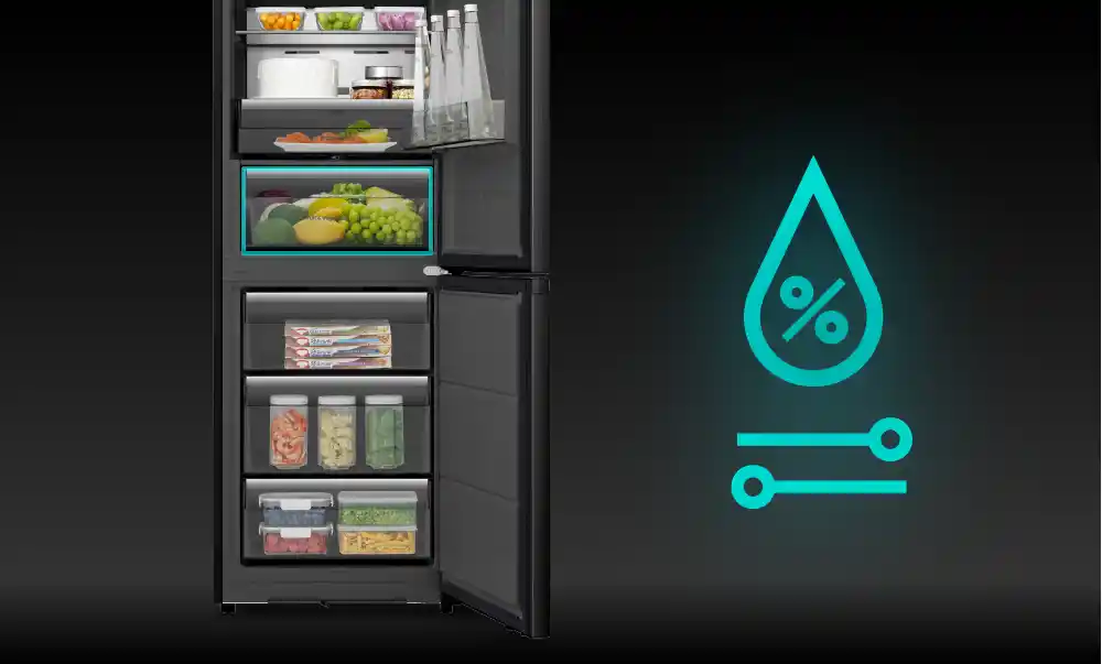 Otwarta lodówka z widocznymi półkami wypełnionymi różnymi produktami spożywczymi, obok znajduje się niebieska ikona kropli z symbolem procentu i dwoma liniami. Wnętrze lodówki jest ciemne, a na półkach znajdują się m.in. butelki, owoce i pojemniki z jedzeniem.