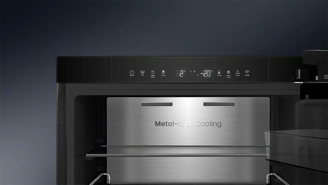 Obraz przedstawia wnętrze lodówki z panelem sterowania na górze, wyświetlającym temperatury 8°C i -20°C. Na drzwiach widoczny jest napis \'Metal-Tech Cooling\'.