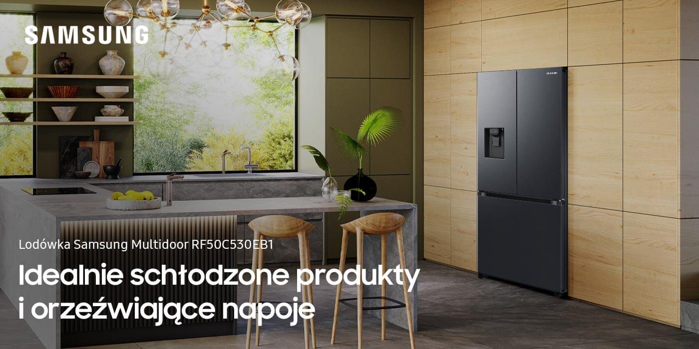Nowoczesna kuchnia nabiera charakteru dzięki lodówce Samsung Multidoor RF50C530EB1, którą znajdziesz w ofercie sklepów Media Expert Kuchnia z nowoczesną lodówką w kolorze grafitowej stali, obok której znajduje się wyspa kuchenna z trzema krzesłami. Na obrazie widoczny jest tekst: \'Lodówka Samsung Multidoor RF50C530EB1 Idealnie schłodzone produkty i orzeźwiające napoje\'.