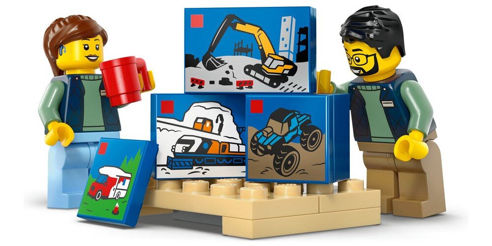 Na obrazie znajdują się dwie figurki LEGO, jedna trzyma czerwoną filiżankę. Obok nich są trzy klocki z obrazkami przedstawiającymi koparkę, pociąg i pojazd terenowy.