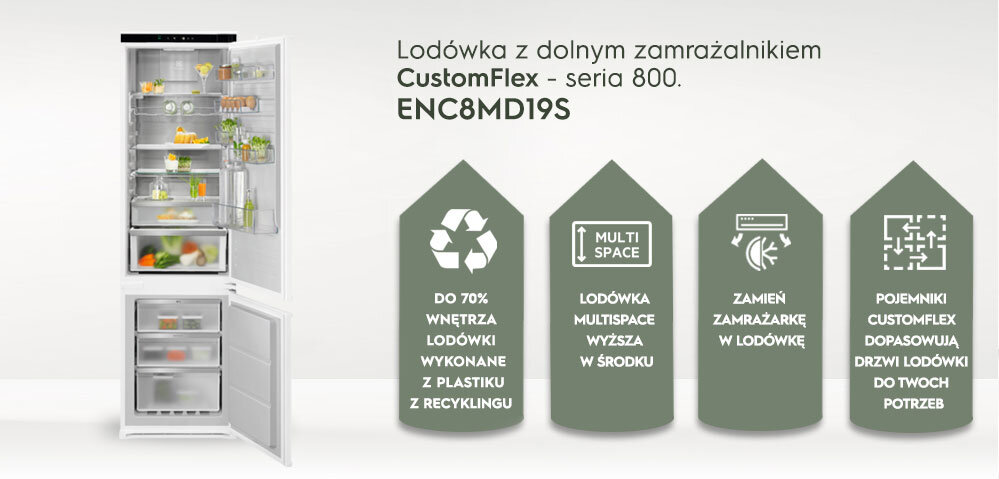 Obraz przedstawia lodówkę z dolnym zamrażalnikiem, obok której znajdują się cztery ikony z tekstem: \'DO 70% WNĘTRZA LODÓWKI WYKONANE Z PLASTIKU Z RECYKLINGU\', \'LODÓWKA MULTISPACE WYŻSZA W ŚRODKU\', \'ZAMIEŃ ZAMRAŻARKĘ W LODÓWKĘ\', \'POJEMNIKI CUSTOMFLEX DOPASOWUJĄ DRZWI LODÓWKI DO TWOICH POTRZEB\'.