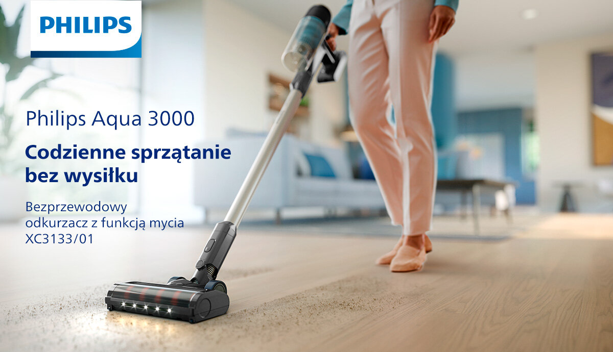 Osoba używa bezprzewodowego odkurzacza z funkcją mycia na drewnianej podłodze w jasnym wnętrzu. Na obrazie widoczny jest tekst: \'PHILIPS, Philips Aqua 3000, Codzienne sprzątanie bez wysiłku, Bezprzewodowy odkurzacz z funkcją mycia XC3133/01\'.