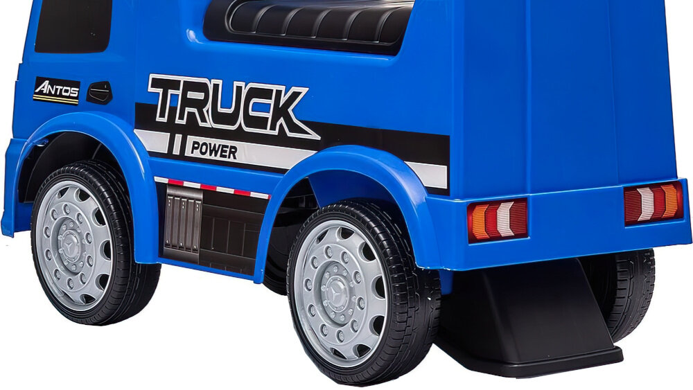 Niebieski pojazd dziecięcy z napisem \'TRUCK POWER\' i \'Antos\' na boku. Posiada cztery srebrne koła i czerwone światła z tyłu.