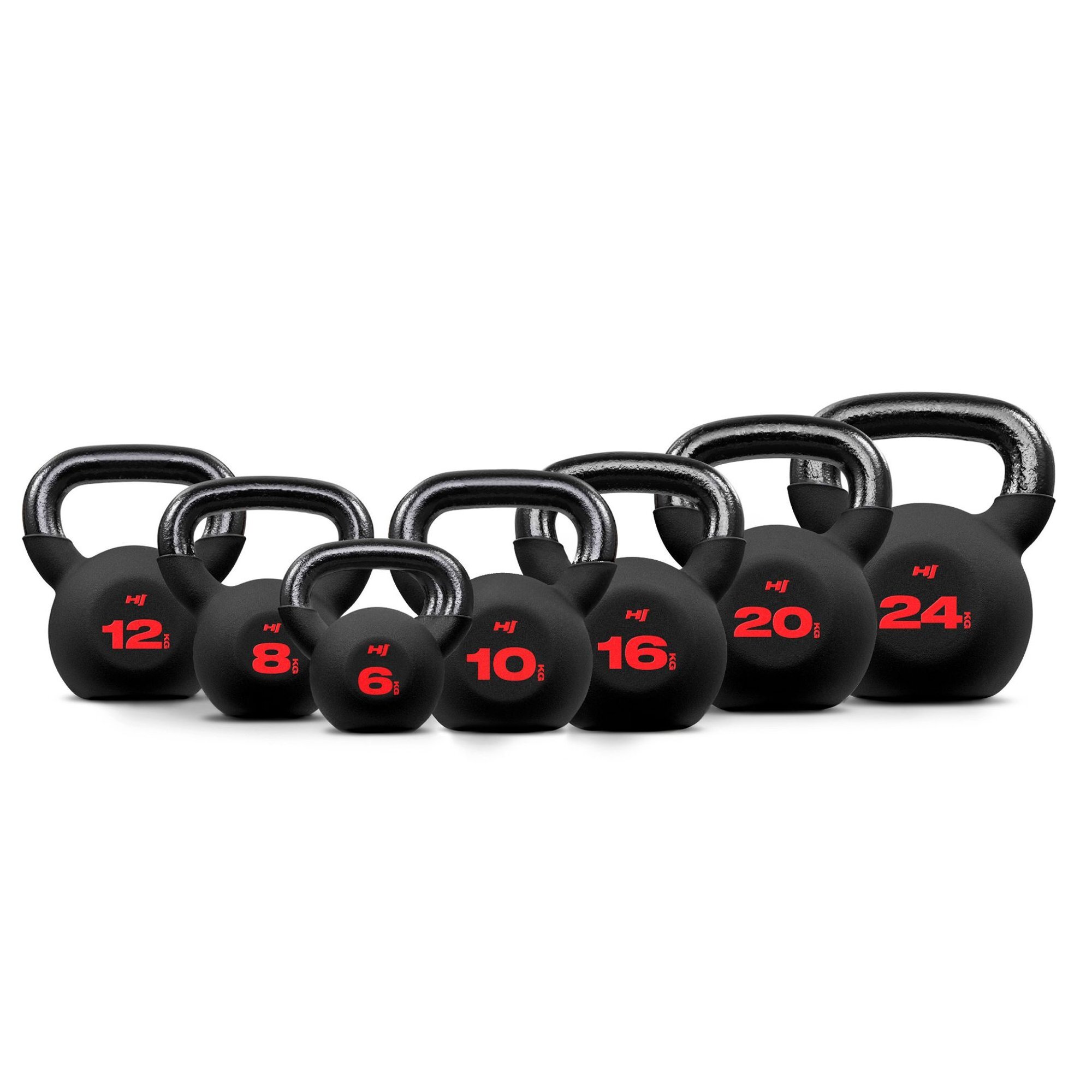 Na obrazie widoczne są czarne odważniki kettlebell z czerwonymi oznaczeniami wag: 6 kg, 8 kg, 10 kg, 12 kg, 16 kg, 20 kg i 24 kg. Każdy odważnik ma metalowy uchwyt i logo \'HS\' na powierzchni.