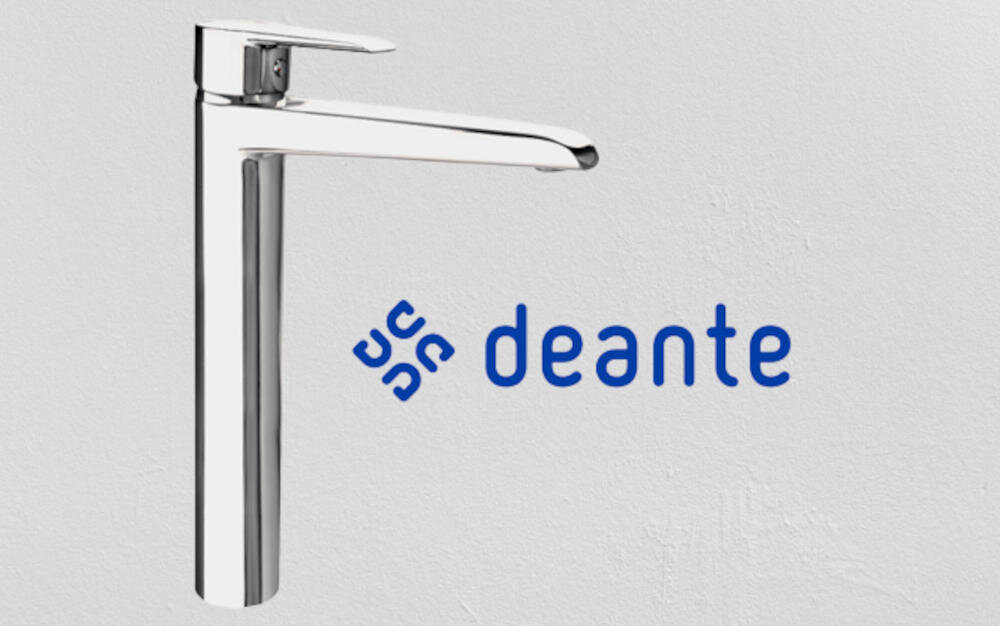 Chromowana bateria umywalkowa o nowoczesnym designie obok logo \'deante\' na jasnym tle.