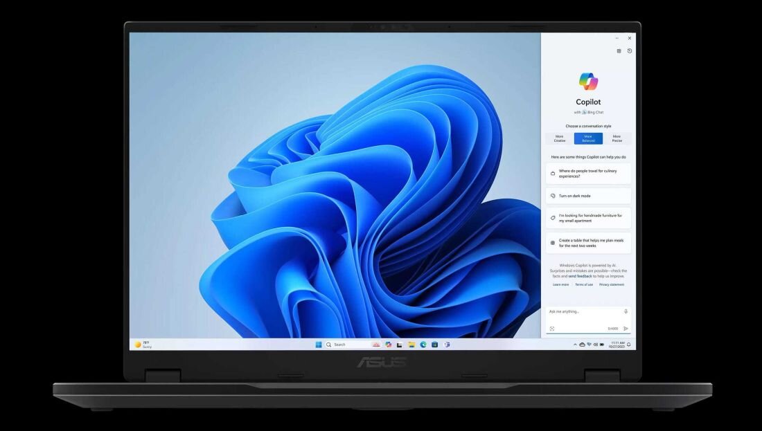 Laptop z wyświetlaczem pokazującym niebieską grafikę przypominającą falę oraz otwarte okno aplikacji \'Copilot\'. Na obudowie widoczne jest logo \'ASUS\'.