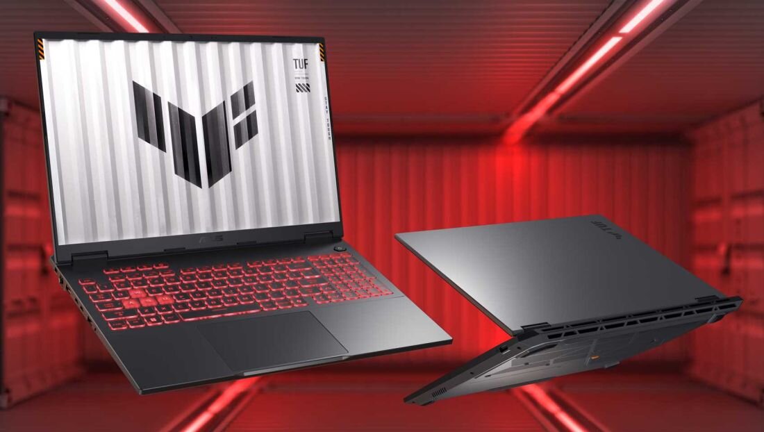 Dwa laptopy z czerwonym podświetleniem klawiatury, jeden otwarty z widocznym ekranem, drugi zamknięty. W tle znajduje się czerwone, metalowe wnętrze z logo TUF na ścianie.