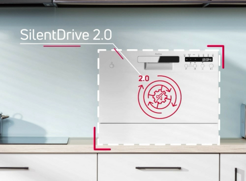 Na obrazie widoczna jest zmywarka z panelem sterowania i wyświetlaczem, na którym widać napis \'SilentDrive 2.0\'. Na drzwiach zmywarki znajduje się czerwony symbol z oznaczeniem \'2.0\'.