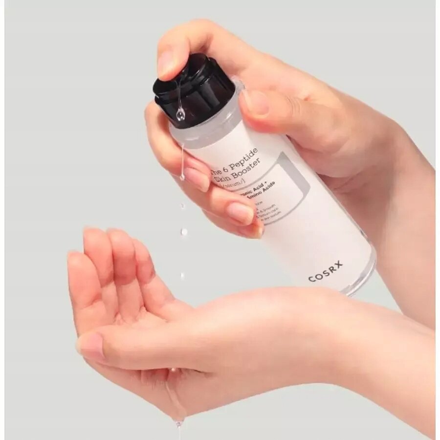 Osoba trzyma butelkę z napisem \'The 6 Peptide Skin Booster\' i logo \'COSRX\', z której wylewa się płyn na dłoń.
