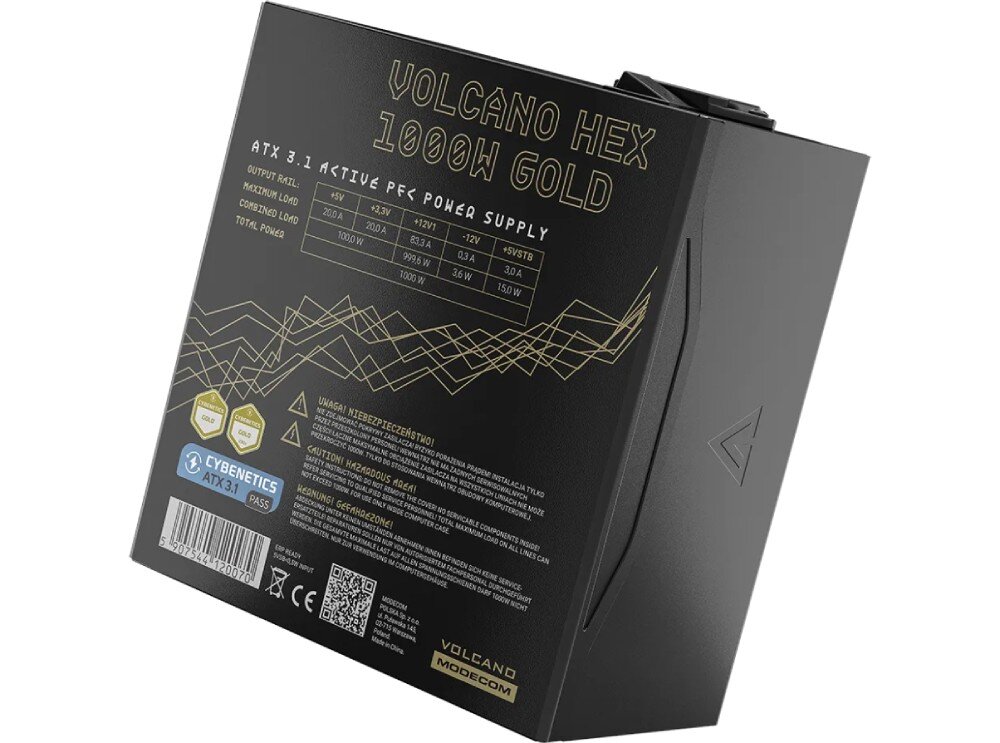 Czarny zasilacz z widocznym napisem \'VOLCANO HEX 1000W GOLD\' oraz specyfikacją techniczną. Na dole znajduje się logo \'VOLCANO MODECOM\' i kilka certyfikatów, w tym \'CYBENETICS ATX 3.1 PASS\'.
