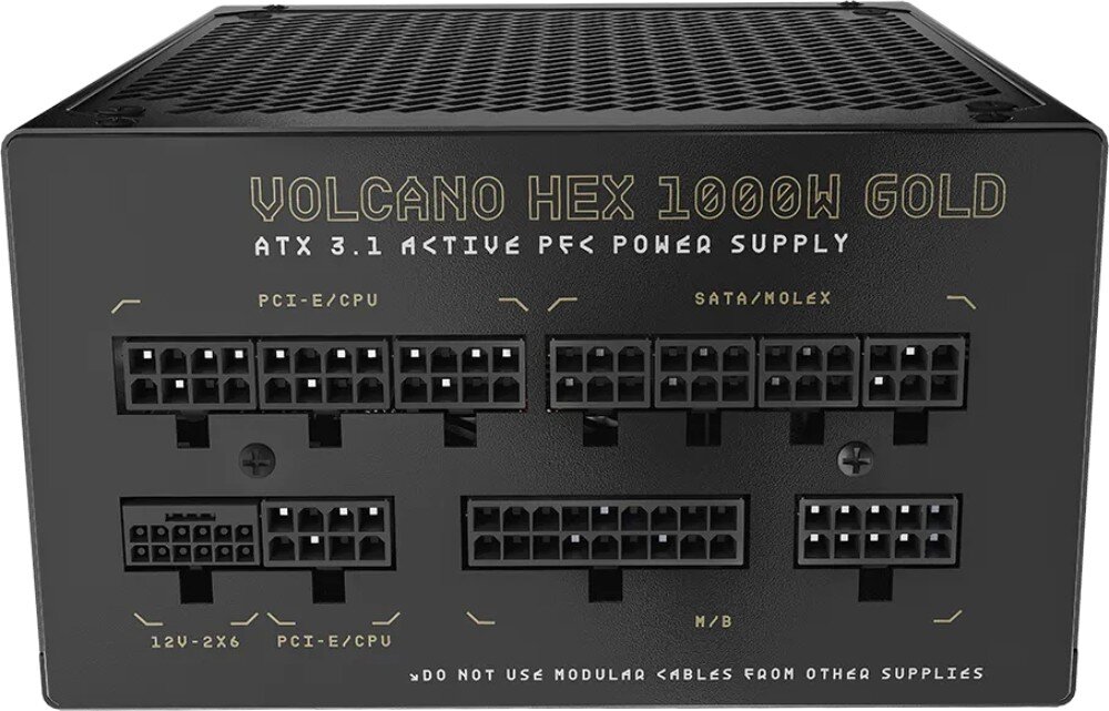 Czarny zasilacz z widocznymi gniazdami i napisami: \'VOLCANO HEX 1000W GOLD\', \'ATX 3.1 ACTIVE PFC POWER SUPPLY\', \'PCI-E/CPU\', \'SATA/MOLEX\', \'12V-2x6\', \'M/B\'.