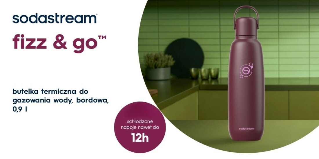 Obraz przedstawia bordową butelkę termiczną z logo sodastream na tle kuchni. Tekst na obrazie: \'sodastream fizz & go™ butelka termiczna do gazowania wody, bordowa, 0,9 l\' oraz \'schłodzone napoje nawet do 12h\'.
