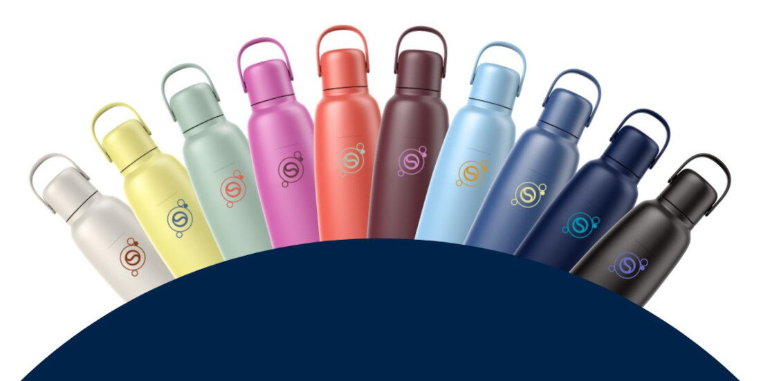 Na obrazie widocznych jest dziewięć butelek termicznych w różnych kolorach, ustawionych w półkolu. Każda butelka ma logo w kształcie stylizowanej litery \'S\'.