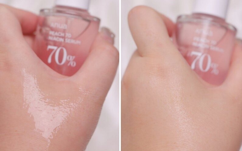 Dwie dłonie trzymające butelkę z różowym płynem, na której widnieje napis \'ANUA PEACH 70 NIACIN SERUM 70%\'. Na jednej dłoni widać nałożone serum, a druga jest sucha.