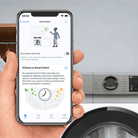 Osoba trzyma smartfon z aplikacją Smart Start, na ekranie widoczny jest tekst: \'Smart Start do Pralka\' oraz \'Witamy w Smart Start!\'. W tle znajduje się fragment pralki z panelem sterowania.