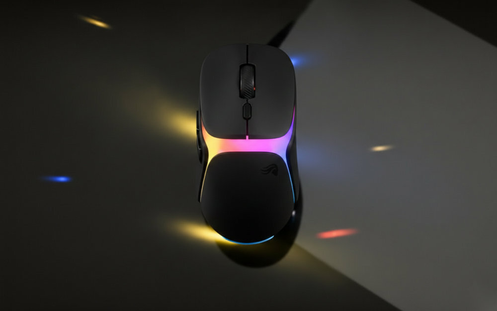 Czarna mysz komputerowa z podświetleniem RGB, widoczna z góry na ciemnym tle. Na powierzchni myszy znajduje się subtelne logo producenta.