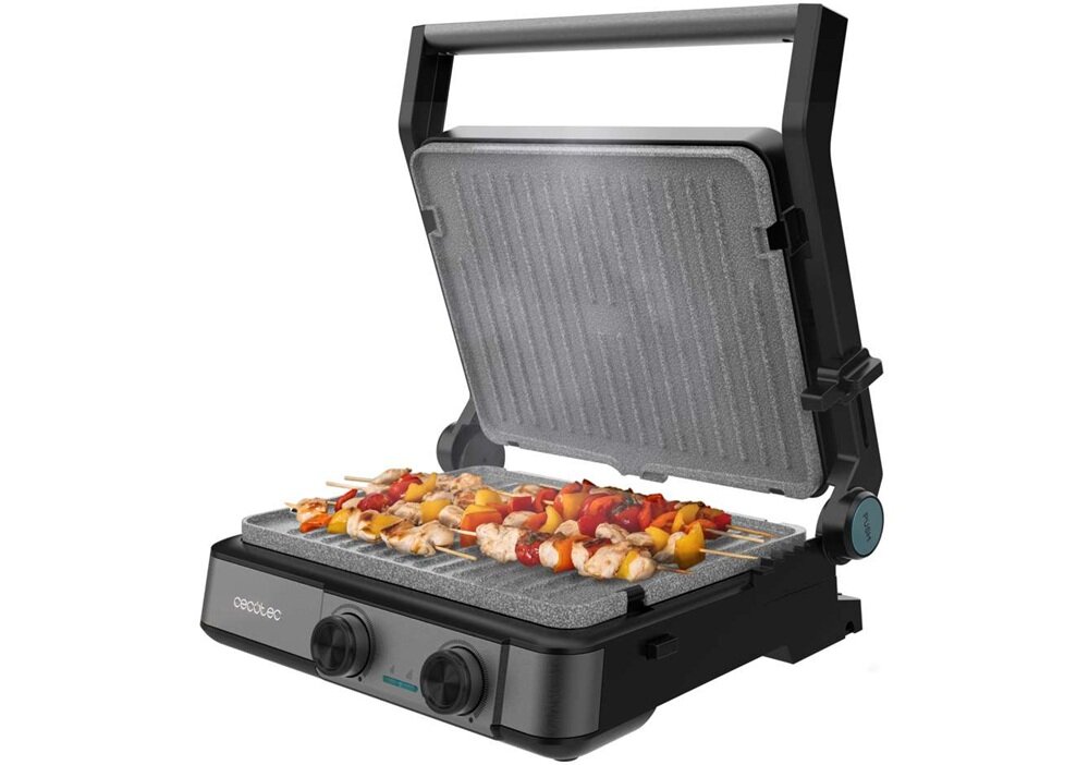 Grill elektryczny z otwartą pokrywą, na którym znajdują się szaszłyki z mięsem i warzywami. Na przedniej części urządzenia widoczne jest logo \'cecotec\' oraz dwa pokrętła.