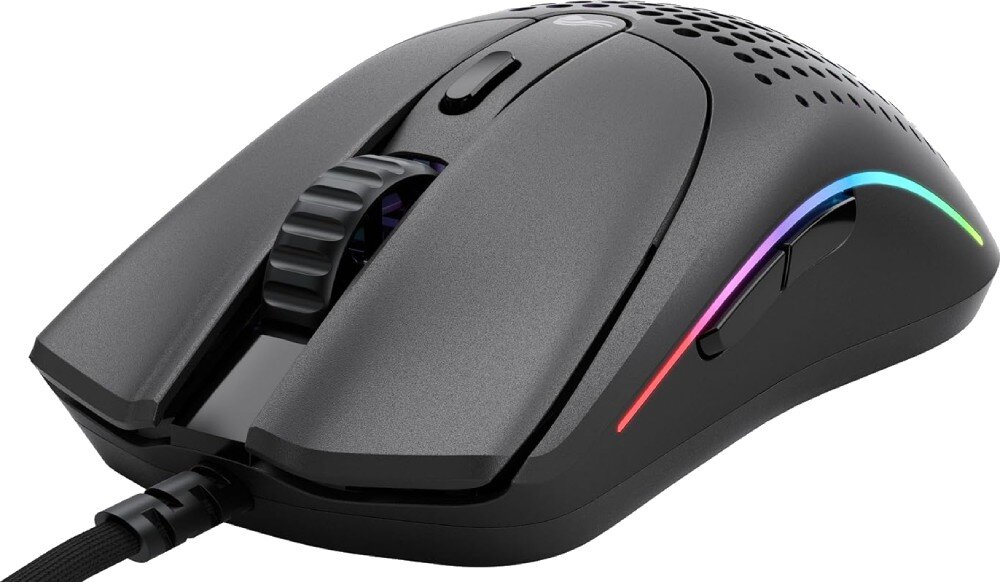 Czarna mysz komputerowa z perforowaną powierzchnią i podświetleniem RGB wzdłuż bocznej krawędzi. Posiada przewód oraz widoczne przyciski i rolkę przewijania.