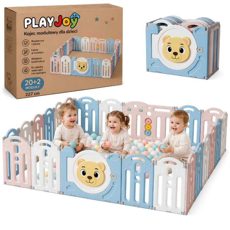 Na obrazie widoczny jest kolorowy kojec modułowy dla dzieci z motywem misia, wypełniony piłeczkami. Obok znajduje się opakowanie z napisem \'PLAYJOY Kojec modułowy dla dzieci\'.