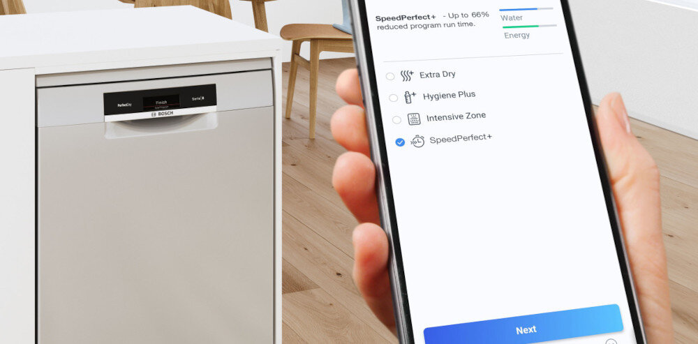 Na obrazie widoczna jest zmywarka z panelem sterowania z napisem \'BOSCH\'. Obok zmywarki osoba trzyma smartfon z aplikacją, na której widoczne są opcje: \'Extra Dry\', \'Hygiene Plus\', \'Intensive Zone\', \'SpeedPerfect+\' oraz przycisk \'Next\'.
