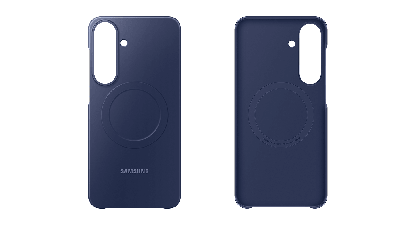 Granatowe etui do Galaxy S26 FE prezentowane z obu stron. Dwa ciemnoniebieskie etui na telefon z okrągłym wzorem pośrodku i wycięciem na aparat. Na jednym z etui widoczne jest logo \'SAMSUNG\'.
