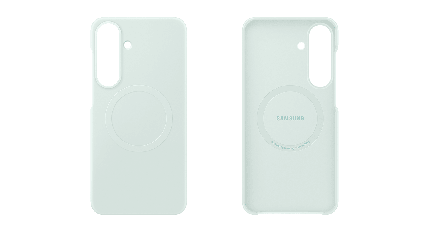 Etui do Galaxy S26 FE w miętowym kolorze, pokazane z przodu i z tyłu. Dwa jasne etui na telefon z okrągłym wzorem na środku, jedno z napisem \'SAMSUNG\'.