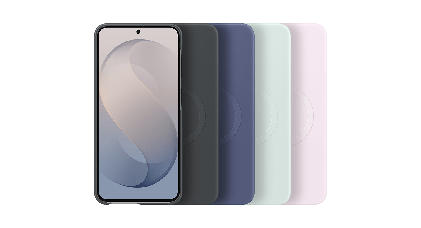 Etui dla Galaxy S26 FE w kolorach czarnym, granatowym, jasnozielonym i różowym. Na obrazie widoczne są cztery etui na telefon w różnych kolorach: czarnym, granatowym, miętowym i różowym. Obok nich znajduje się telefon z wyświetlaczem pokazującym abstrakcyjny wzór.