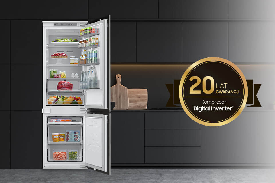 Otwarta lodówka z widocznymi produktami spożywczymi, obok której znajduje się okrągły znak z napisem \'20 LAT GWARANCJI Kompresor Digital Inverter\'.