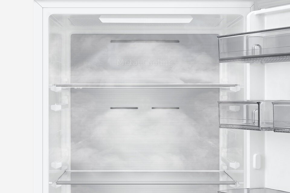 Wnętrze lodówki z półkami i szufladami, na tylnej ścianie widoczny napis \'Metal Cooling\'.