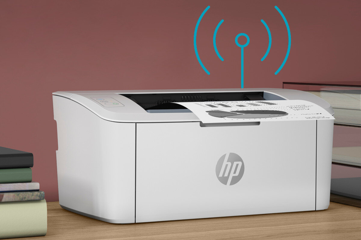 Na biurku stoi biała drukarka z logo \'hp\', z której wychodzi zadrukowana kartka papieru. Nad drukarką widoczny jest symbol sygnału Wi-Fi.