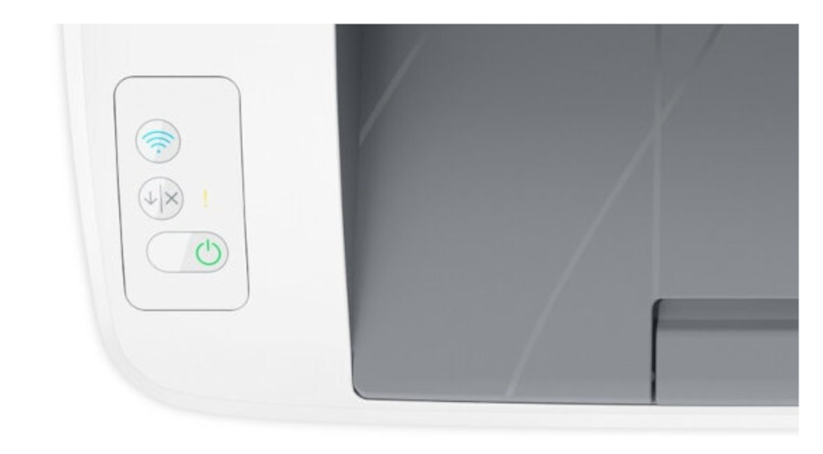 Obraz przedstawia panel sterowania drukarki z trzema przyciskami: Wi-Fi, strzałka w dół oraz przycisk zasilania. Obok panelu widoczna jest szara powierzchnia, prawdopodobnie część obudowy drukarki.