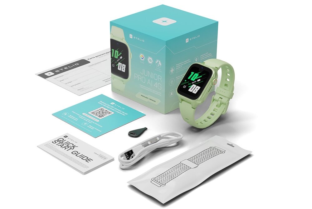 Na obrazie znajduje się pistacjowy smartwatch z wyświetlaczem pokazującym godzinę 10:08, obok którego leży pudełko z napisem \'STELIO Junior Pro AI 4G\'. W zestawie znajdują się również przewód do ładowania, instrukcja \'Quick Start Guide\', karta z kodem QR oraz dodatkowy pasek.