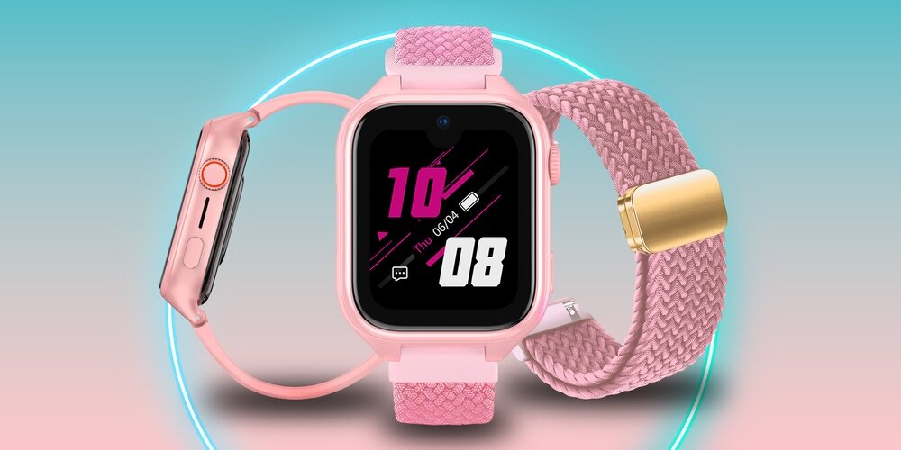Na obrazie widoczny jest różowy smartwatch z plecionym paskiem, wyświetlający godzinę 10:08 oraz datę Thu 06/04. Obok zegarka znajduje się jego boczny widok z widocznym przyciskiem i portem.