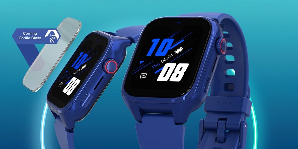 Na obrazie widoczny jest granatowy smartwatch z wyświetlaczem pokazującym datę i godzinę. Obok zegarka znajduje się grafika z napisem \'Corning Gorilla Glass\'.