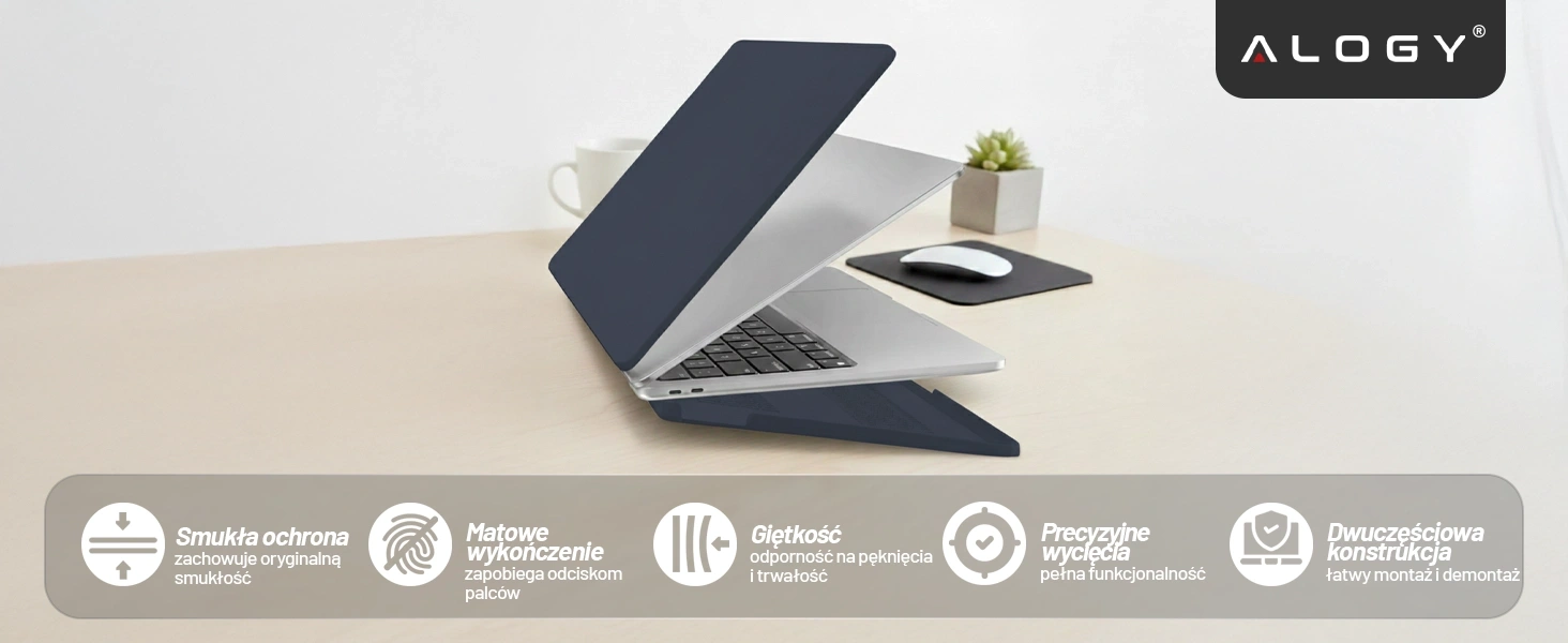 Na biurku znajduje się otwarty laptop z granatowym etui ochronnym. Widoczne są ikony z tekstem: \'Smukła ochrona zachowuje oryginalną smukłość\', \'Matowe wykończenie zapobiega odciskom palców\', \'Giętkość odporność na pęknięcia i trwałość\', \'Precyzyjne wycięcia pełna funkcjonalność\', \'Dwuczęściowa konstrukcja łatwy montaż i demontaż\'.