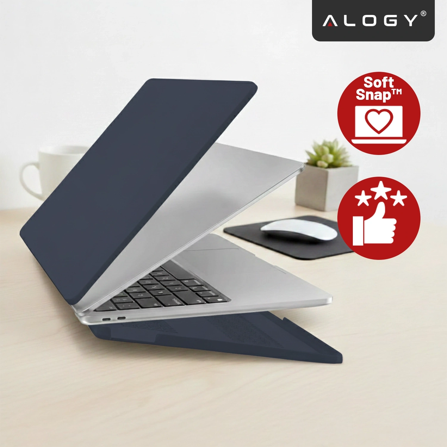 Na biurku znajduje się otwarty laptop z granatowym etui ochronnym. W prawym górnym rogu widoczne jest logo \'ALOGY\' oraz dwa czerwone symbole z napisami \'Soft Snap™\' i ikoną kciuka w górę z gwiazdkami.