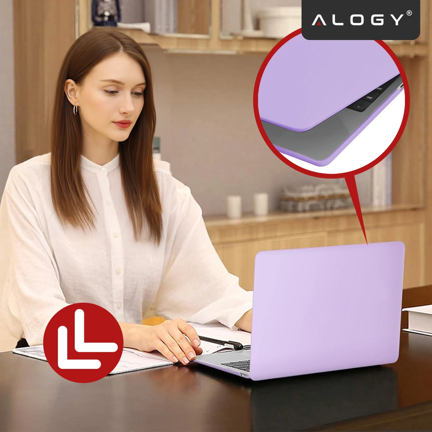 Kobieta siedzi przy biurku z laptopem w fioletowym etui. W prawym górnym rogu widoczne jest logo \'ALOGY\'.