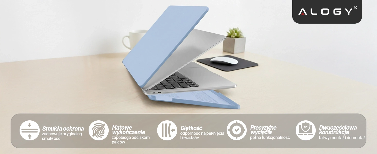 Na biurku znajduje się otwarty laptop z lawendowym etui ochronnym. Na dole obrazu widoczne są ikony z tekstem: \'Smukła ochrona\', \'Matowe wykończenie\', \'Giętkość\', \'Precyzyjne wycięcia\', \'Dwuczęściowa konstrukcja\'.