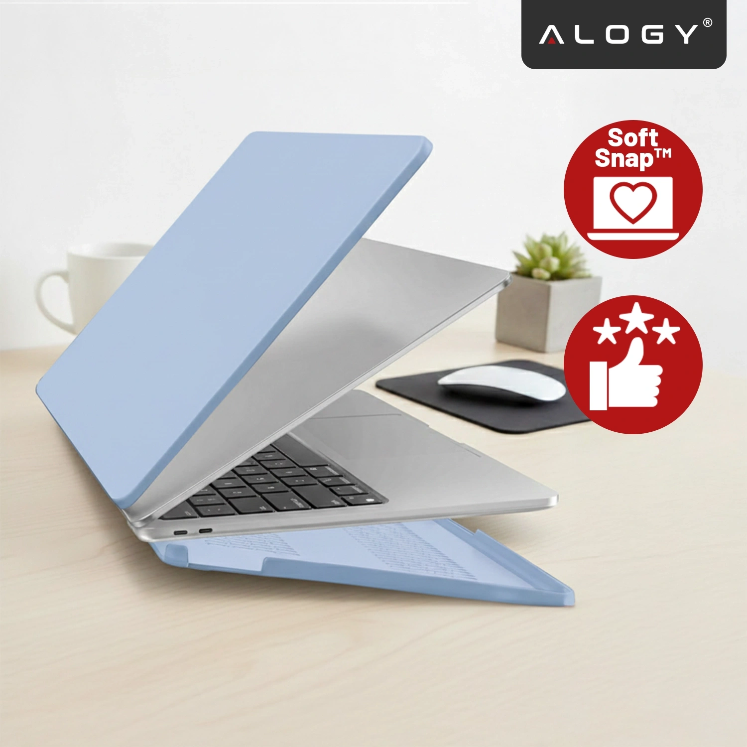 Na biurku znajduje się otwarty laptop z nałożonym lawendowym etui ochronnym. W prawym górnym rogu widoczne jest logo \'ALOGY\' oraz dwa czerwone symbole z napisami \'Soft Snap™\' i ikoną kciuka w górę z gwiazdkami.