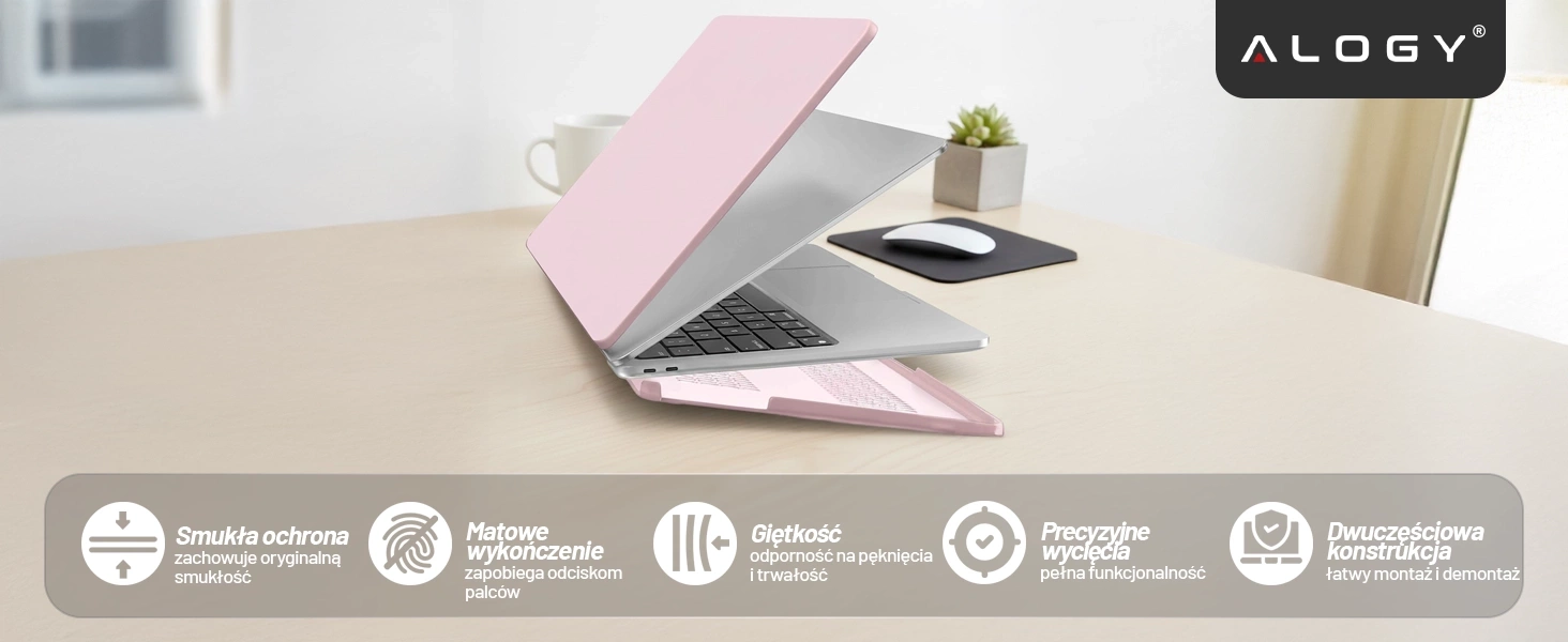 Na biurku znajduje się otwarty laptop z różowym etui ochronnym. Na dole obrazu widoczne są ikony z tekstem: \'Smukła ochrona zachowuje oryginalną smukłość\', \'Matowe wykończenie zapobiega odciskom palców\', \'Giętkość odporność na pęknięcia i trwałość\', \'Precyzyjne wycięcia pełna funkcjonalność\', \'Dwuczęściowa konstrukcja łatwy montaż i demontaż\'.