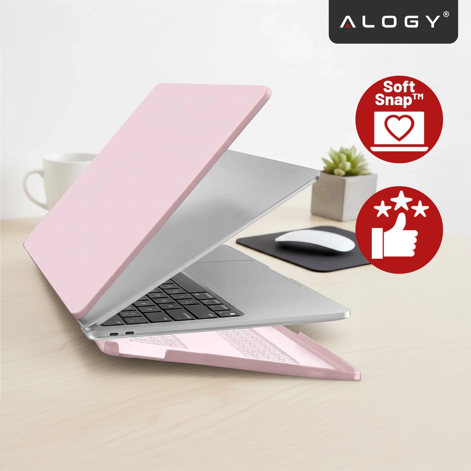 Na biurku znajduje się otwarty laptop z różowym etui ochronnym. W prawym górnym rogu widoczne jest logo \'ALOGY\' oraz dwa czerwone symbole z napisami \'Soft Snap™\' i ikoną kciuka w górę z gwiazdkami.