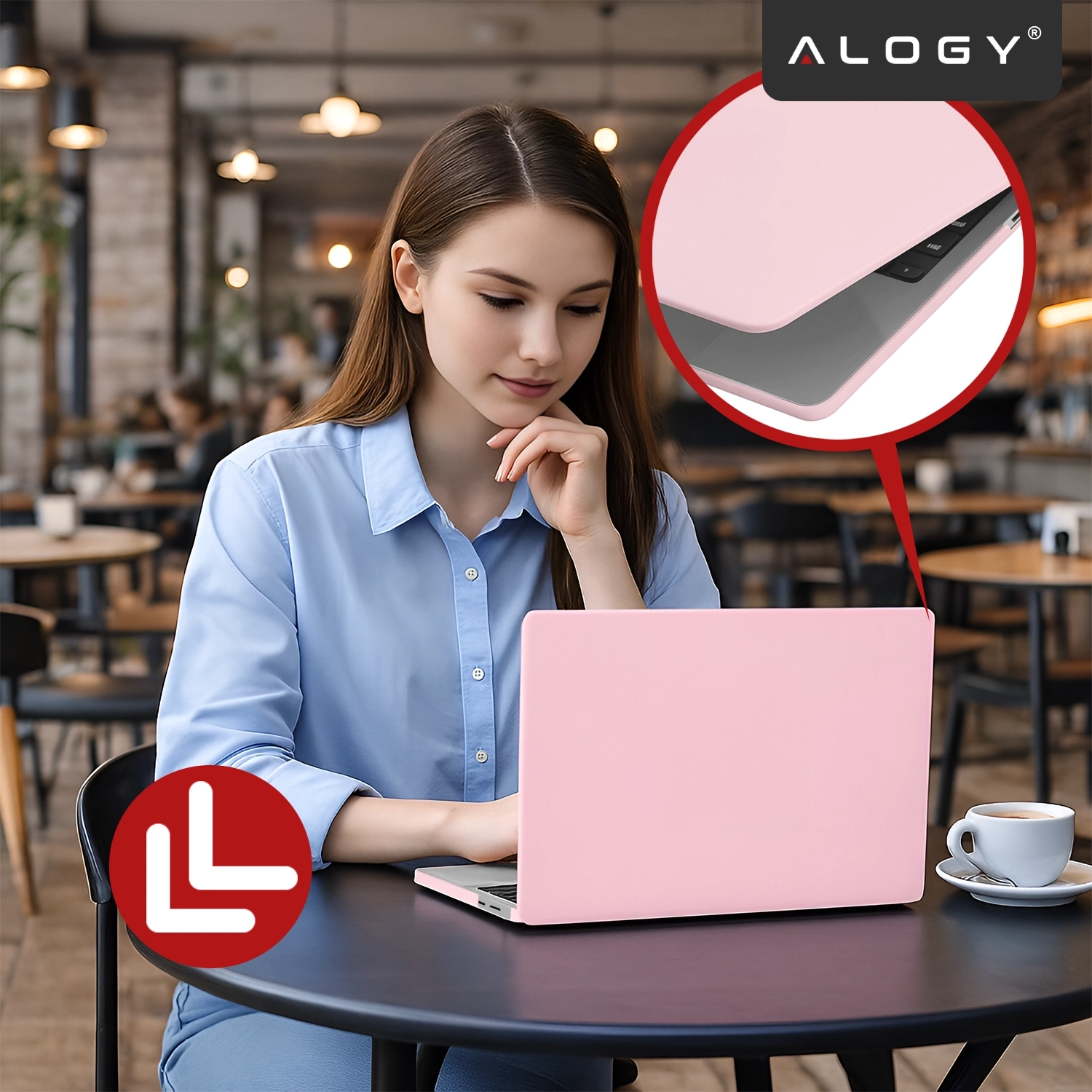 Osoba siedzi przy stoliku w kawiarni, używając laptopa z różowym etui. W prawym górnym rogu widoczne jest logo \'ALOGY\'.