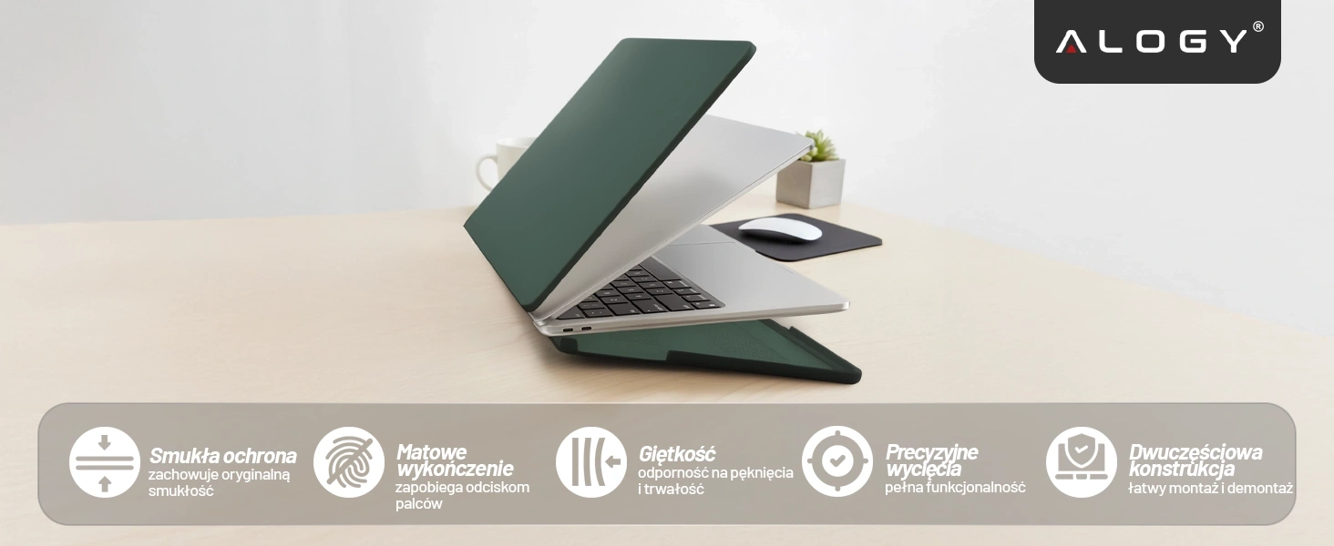 Na biurku znajduje się otwarty laptop z zielonym, matowym etui ochronnym. Na dole obrazu widoczne są ikony z tekstem: \'Smukła ochrona\', \'Matowe wykończenie\', \'Giętkość\', \'Precyzyjne wycięcia\', \'Dwuczęściowa konstrukcja\'.