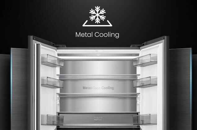 Otwarta lodówka z widocznymi półkami i szufladami, na górze napis \'Metal Cooling\' z symbolem płatka śniegu. Wnętrze lodówki jest oświetlone, a na tylnej ścianie widoczny jest napis \'Metal-Tech Cooling\'.