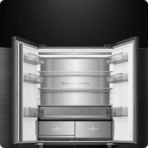 Otwarta lodówka z widocznymi półkami na drzwiach i wewnętrznymi szufladami. Na tylnej ścianie napis \'Metal Tech Cooling\'.