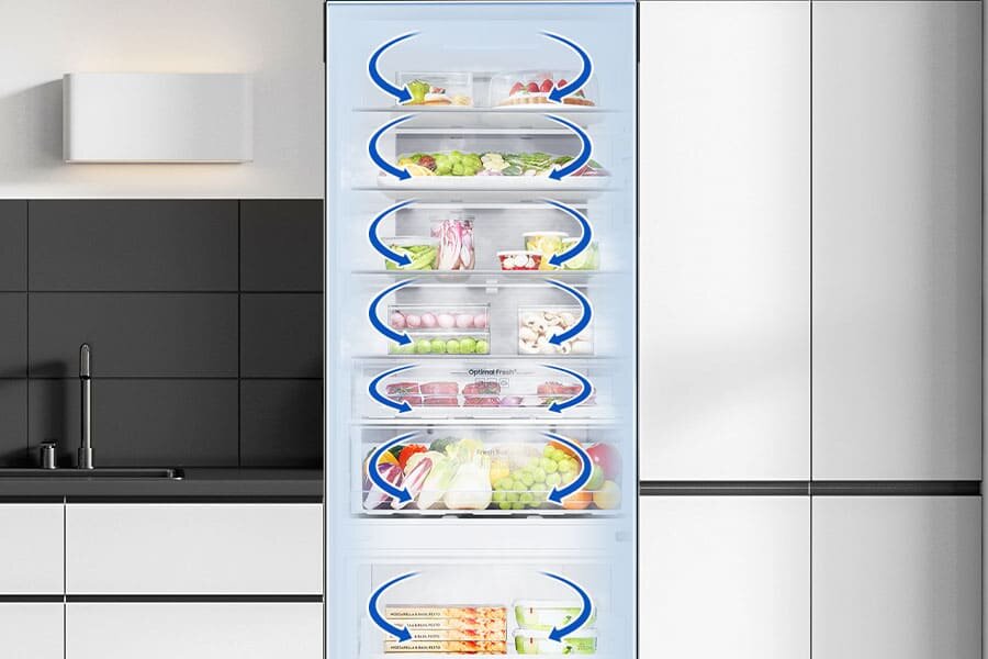 All Around Cooling - Samsung RB53DG703DS9 - Media Expert Wnętrze lodówki z kilkoma półkami, na których znajdują się różne produkty spożywcze, takie jak warzywa, owoce, jajka i mięso. Na drzwiach lodówki widoczne są niebieskie strzałki wskazujące cyrkulację powietrza.